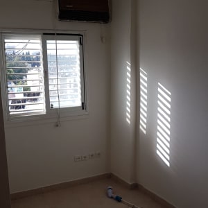 חדר עם קירות צבועים, כלי עבודה על הרצפה