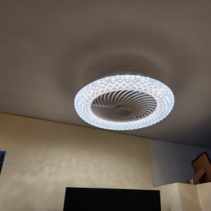 מנורת תקרה עגולה עם תאורה דקורטיבית