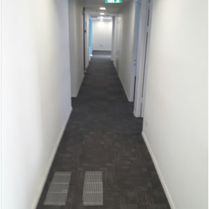 מסדרון עם שטיח נקי לאחר ניקוי