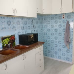 רצפת פרקט בהירה במטבח עם ארונות לבנים