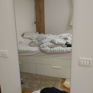 מראה מלבנית תלויה על קיר לבן