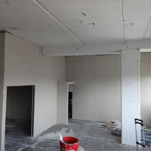 קירות גבס, דלי צבע אדום, לוחות מתכת על הרצפה