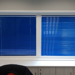 תריסים כחולים על חלון כפול במשרד