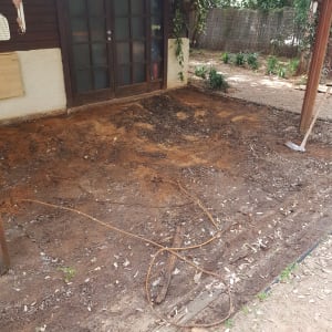 שטח אדמה עם חוטים וכלי עבודה בגינה