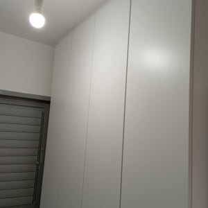 ארון קיר לבן עם דלתות חלקות