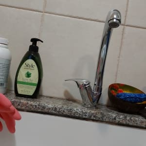 ברז כרום על שיש במטבח עם סבון ידיים