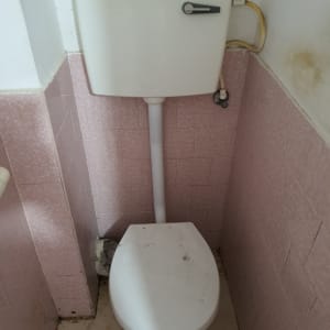 אסלה עם נזילה בצינור המים