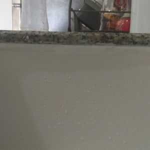 שיש עם כתמי מים ואריחים ברקע