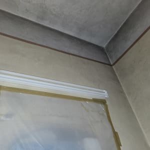 שני גופי תאורה פלורסנטיים מותקנים על קיר