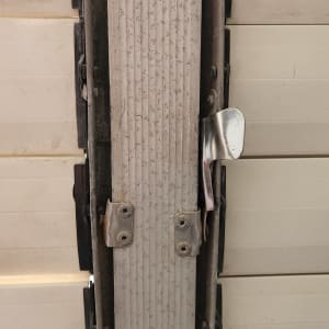 תריסים לבנים עם מנגנון מתכת וחלקי חיבור