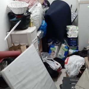 חדר אחסון מבולגן עם חיתולים, מזרן וסל כביסה