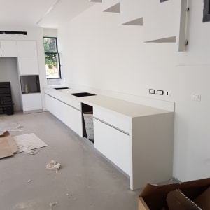 משטח שיש לבן במטבח חדש בבנייה