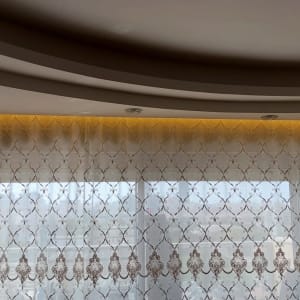 תאורה נסתרת בתקרה עם ספוטים