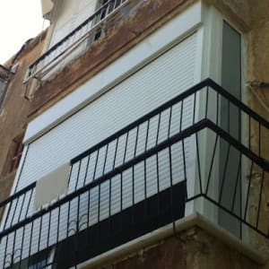 התריס מבחוץ.