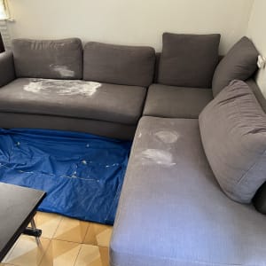 ספה אפורה עם כתמים לבנים על בד כחול