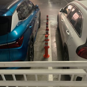 מכוניות חונות עם קונוסים כתומים ביניהן