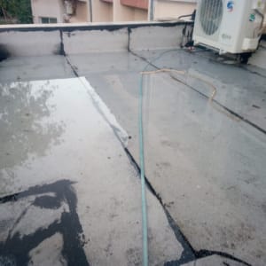 גג עם איטום ביטומני ומים עומדים