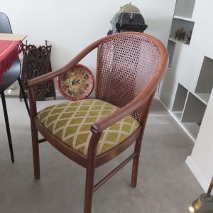 כיסא עץ עם ריפוד ירוק ודוגמת יהלומים