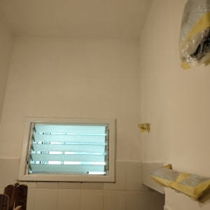 קיר צבוע עם מסקינג טייפ על פתחי אוורור