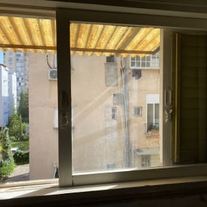 חלון אלומיניום עם תריסים פתוחים