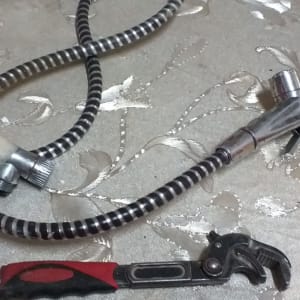 צינור מתכת, מפתח צינורות וכלי עבודה נוספים