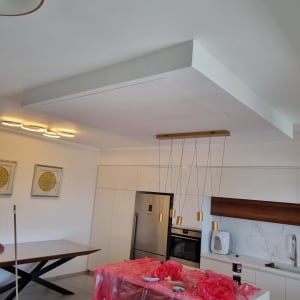 תקרת גבס עם תאורה תלויה במטבח מודרני