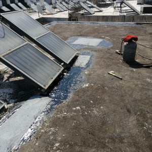 גג עם יריעות איטום, מיכל גז וכלי עבודה