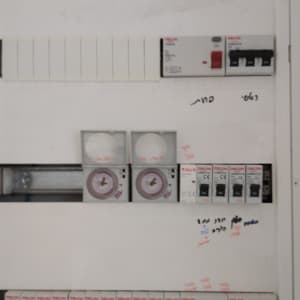 לוח חשמל עם מפסקים ומד טיימר