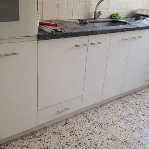 כלי עבודה על משטח עבודה במטבח