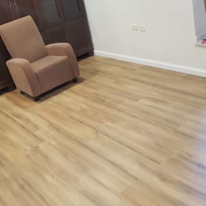 פרקט בחדר משפחה  שטח 22 מ"ר  אלון טבעי בהיר פולימרי עמעד במים