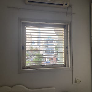 תריסי אלומיניום בחלון פנימי