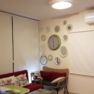 וילונות גלילה לבנים על חלונות