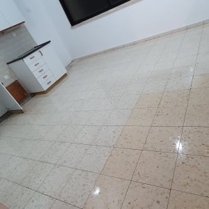 רצפה נקייה ומבריקה עם אריחים בהירים