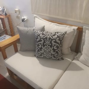 כריות על ספה לבנה עם כיסוי בד