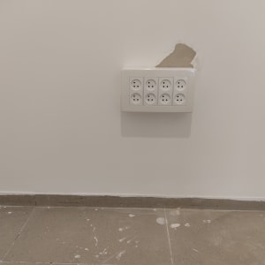 שקעי חשמל מותקנים על קיר לבן