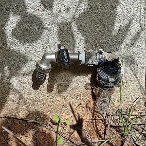 ברז מתכת עם שסתום על קיר חיצוני