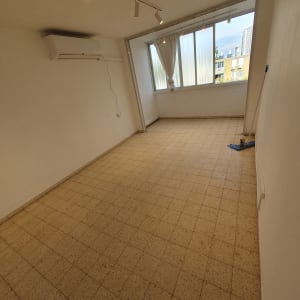 מגב ומטלית כחולה על רצפה נקייה