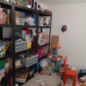 מדפים עם צעצועים וארגזי אחסון בחדר ילדים