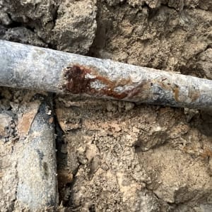 צינור מתכת חלוד בתוך אדמה