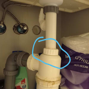 צנרת פלסטיק מתחת לכיור עם חיבורים
