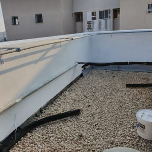 חצץ על גג עם דלי איטום לבן