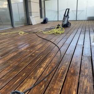 מכונת שטיפה בלחץ על דק עץ רטוב