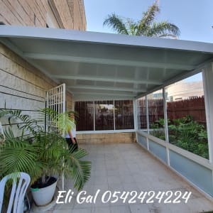 פרגולה מאלומיניום בחצר עם גג שטוח