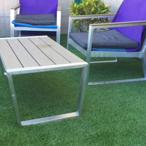 עציצים עם צמחים על דשא סינתטי