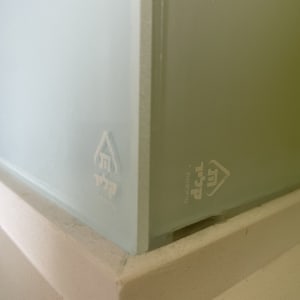 לוגו של חברת זכוכית שנשארה על הזכוכית