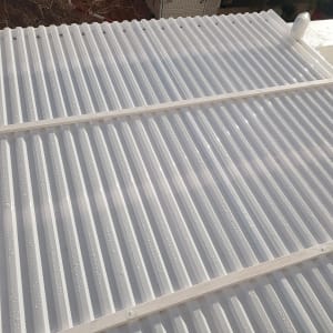 גג מתכת עם טיפות מים עליו