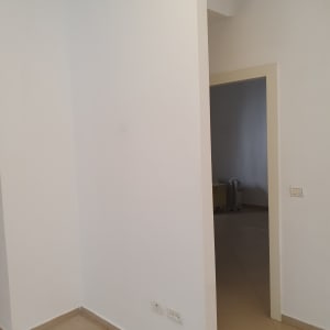 קיר צבוע בלבן עם שקעי חשמל