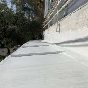 משטח אטום בלבן ליד קיר בניין