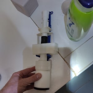 יד מחזיקה חלק פלסטיק לבן של אינסטלציה