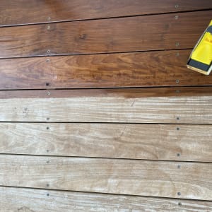 חידוש דק עץ עם כלי ניקוי צהוב